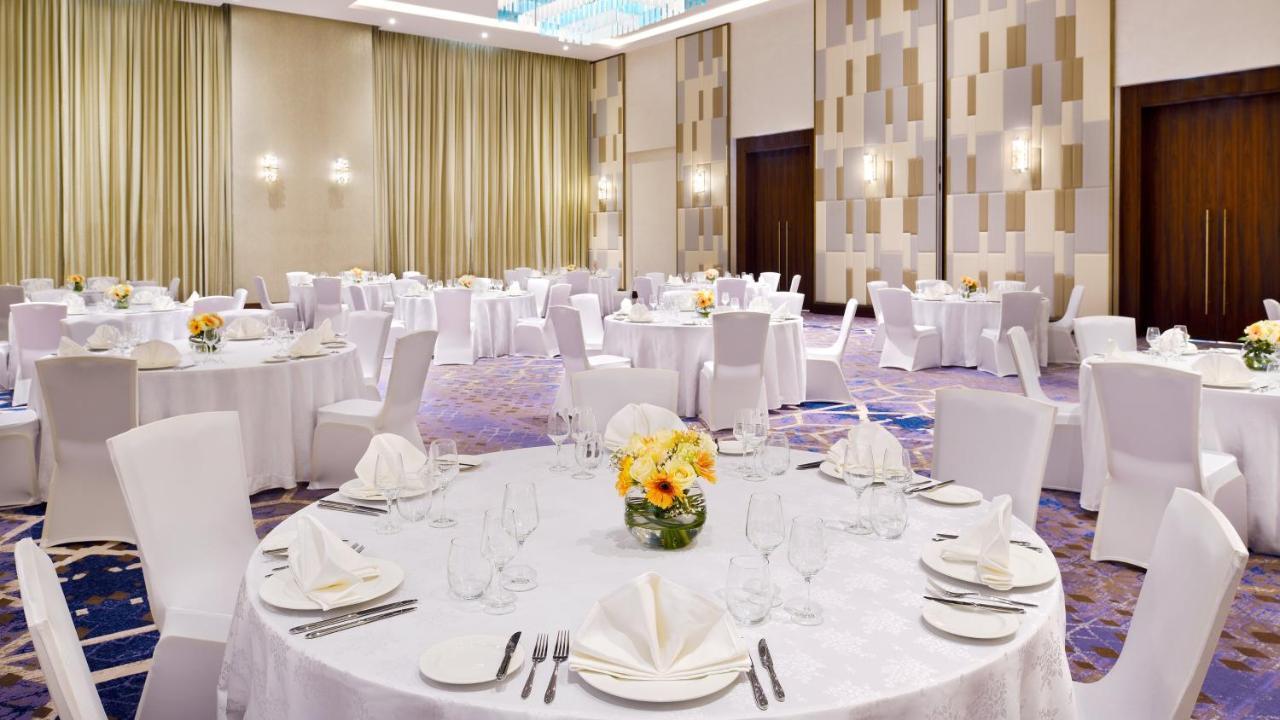 Holiday Inn Dubai Al-Maktoum Airport By Ihg Exterior foto